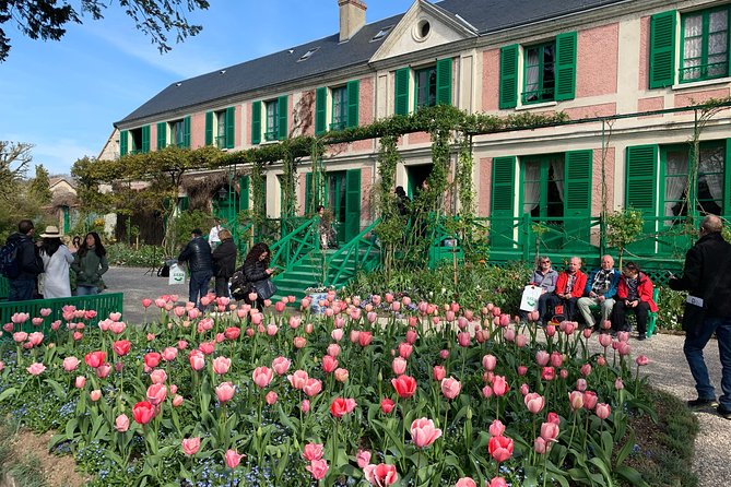 Versailles Palace and Giverny Private Guided Tour from Paris - The Role of the Expert Guide in Personalizing the Experience