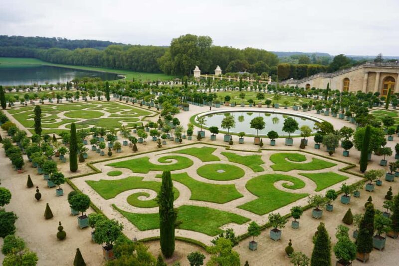 Versailles Palace and Giverny Private guided tour from Paris - Key Points