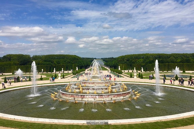 Versailles Palace & Marie-Antoinette's Estate Private Guided Tour with Lunch - Visit Marie Antoinette’s Hamlet and Rustic Retreat