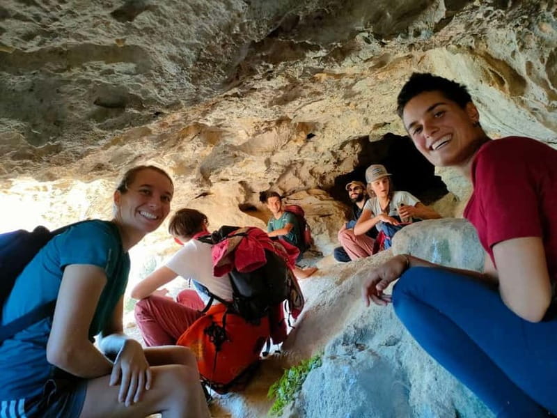 Vertigo hike: the Trou de l'Argent cave from Sisteron - Navigating the Narrow Entrance of the Trou de lArgent