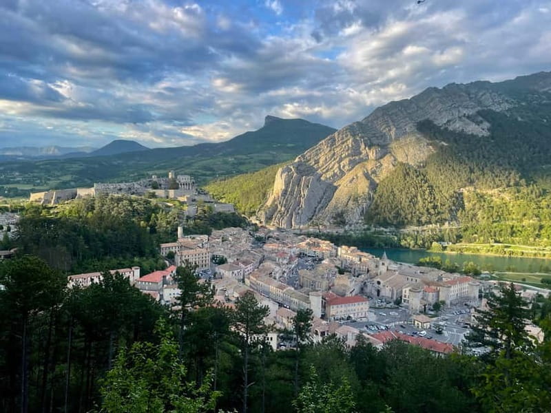 Vertigo hike: the Trou de l'Argent cave from Sisteron - A Relaxing Aperitif at the Summit with Views