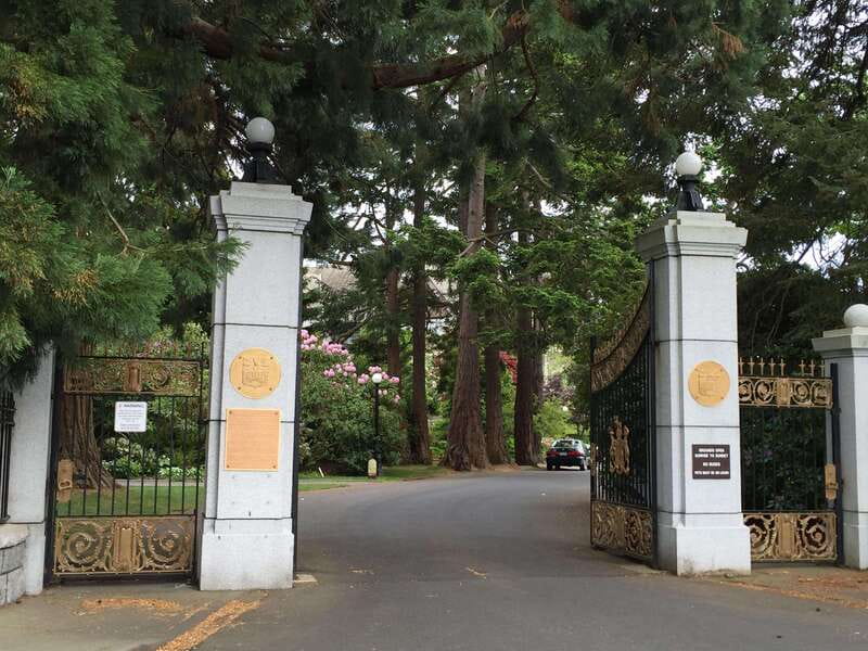 Victoria, BC: City Tour and Butchart Gardens Combo Tour - Visiting Government House and the West Coast Castles