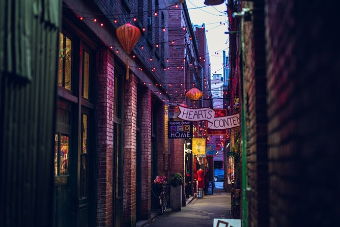 Victoria Scavenger Hunt and City Highlights Walking Tour - Comparing This Tour to Other Options