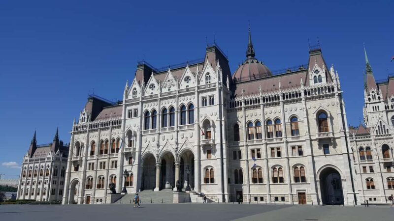 Vienna: Bratislava & Budapest Small Group Guided Day Tour - Scenic Drive Back to Vienna with Landmarks Passings