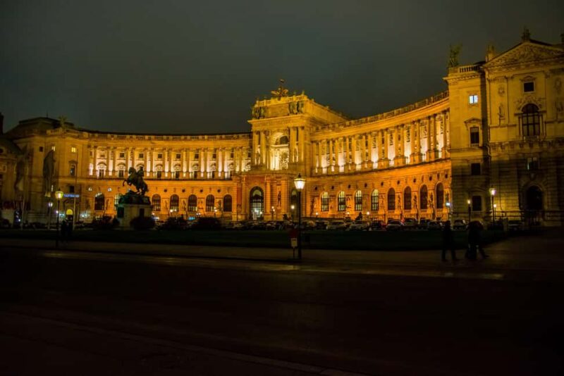 Vienna: Christmas Evening Tour with Schönbrunn Palace Lights - The Sound-to-Light Show and Artistic Creations