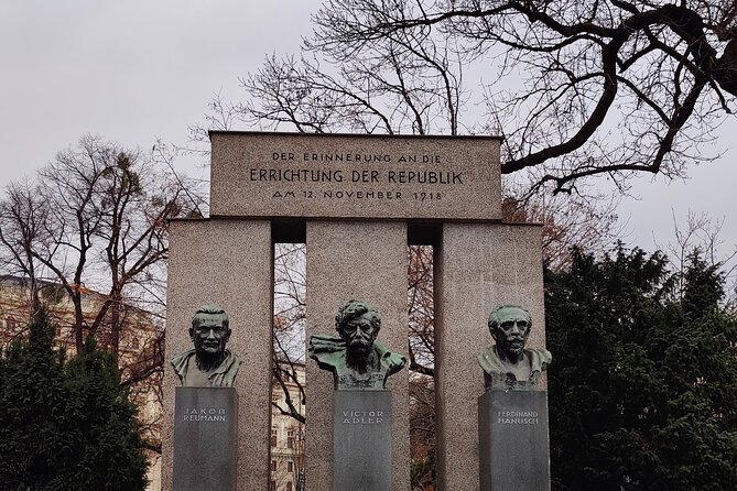 Vienna Highlight Tour - yue walk - The Stallburg and the Lipizzaner Horses