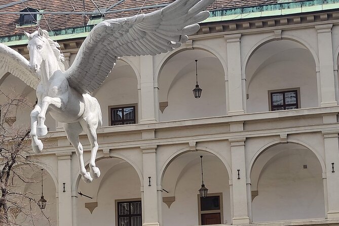 Vienna Highlight Tour - yue walk - Heldenplatz and Iconic Surroundings
