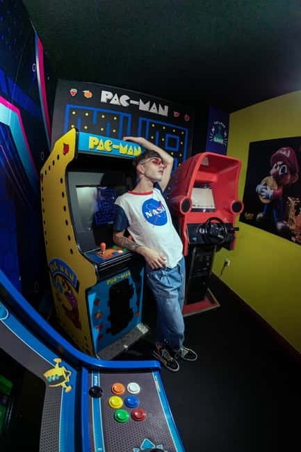 Vigo: Thematic Tour Selfie Experience Gallery Vigo-Galicia - Key Points