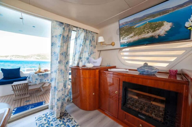 Villasimius: Day Yacht Cruise with Aperitif and Lunch - Key Points