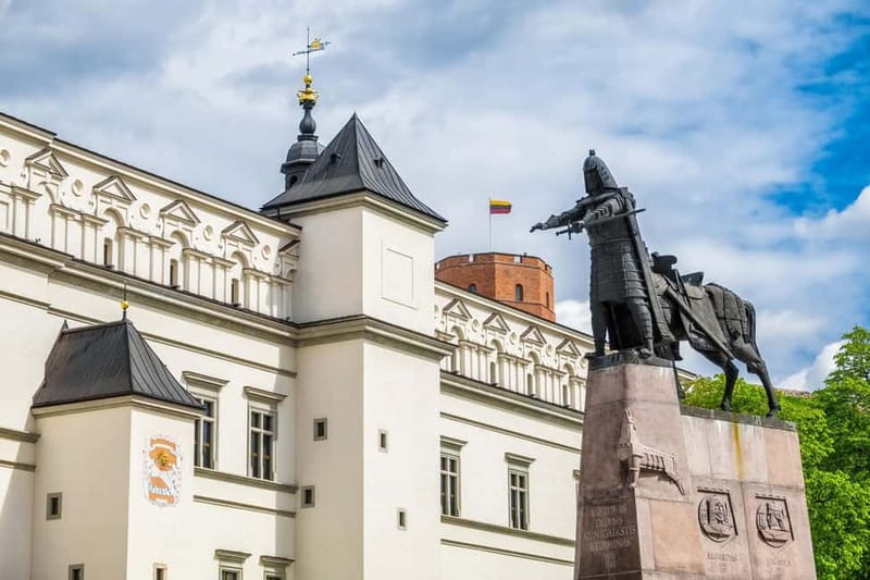 Vilnius: Express Walk with a Local in 60 minutes - Exploring Vilnius Old Towns Medieval Charm