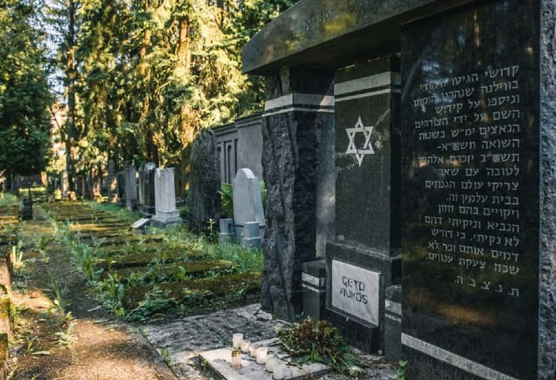 Vilnius: Jewish Heritage Sites Private Tour with Transfer - Visiting the Synagogues and Jewish Cemeteries