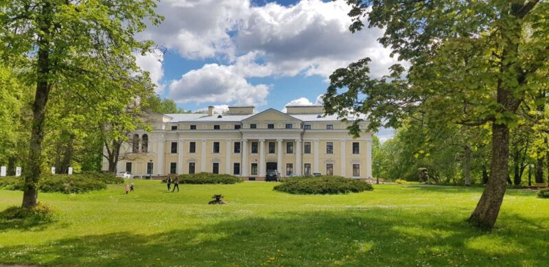 Vilnius: Verkiai Park & Green Lakes Self-guided Bike Tour - Visiting Tuskulnai Manor and the Soviet Repression Memorial
