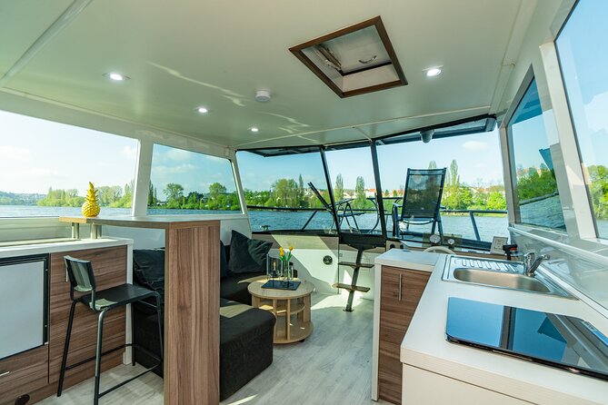 VIP Prague YachtBoat ONE Experience: All-You-Can-Drink - High-Quality Amenities for a Luxurious Experience