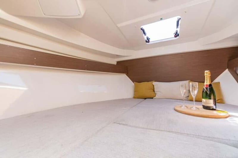 VIP Prague YachtBoat SPEED Experience: All-You-Can-Drink - Key Points