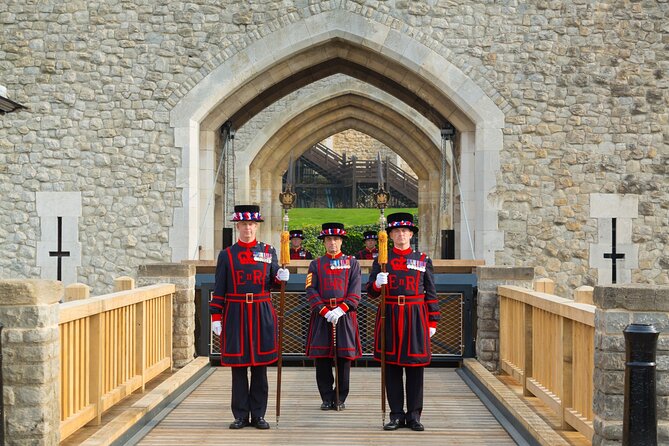 VIP Tower of London and Crown Jewels Tour with Private Beefeater Meet & Greet - Private Audience with a Beefeater: An Exclusive Moment