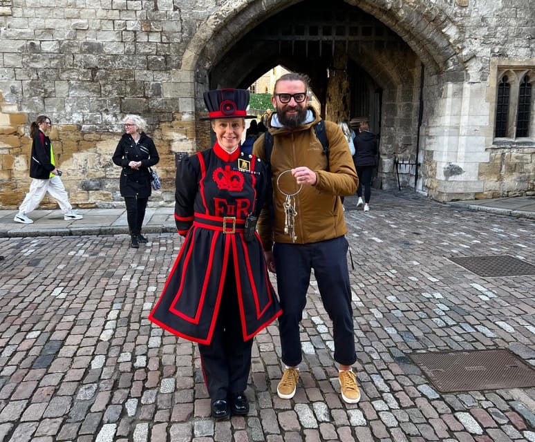 VIP Tower of London Beefeater Meet & Greet and Royal London - Enjoy a Relaxing 30-Minute Thames River Cruise