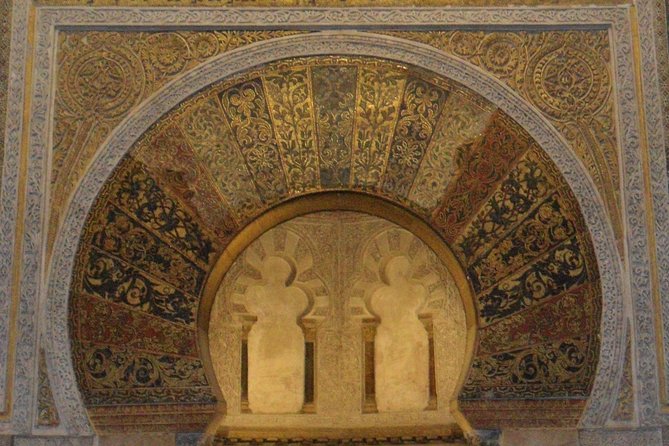 Visit Cathedral Mosque with official guide. Small groups - Who Should Book This Tour?