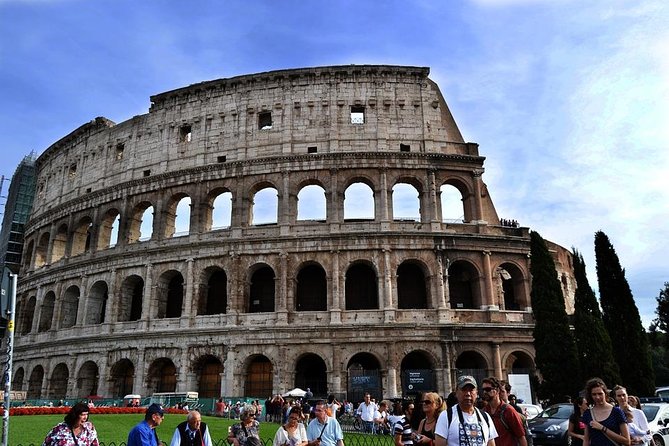 Visit of the Colosseum, Forum, Palatine Hill and Virtual Reality (VR) - The Virtual Reality Introduction at the Colosseum Entrance