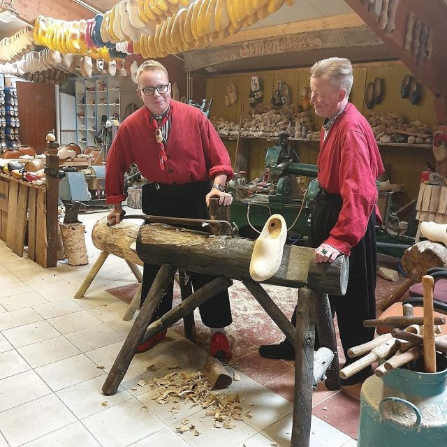 Volendam: 2-Hour Clogmaking Workshop and Cheese Tour - Tour Guides and Pacing: What to Expect