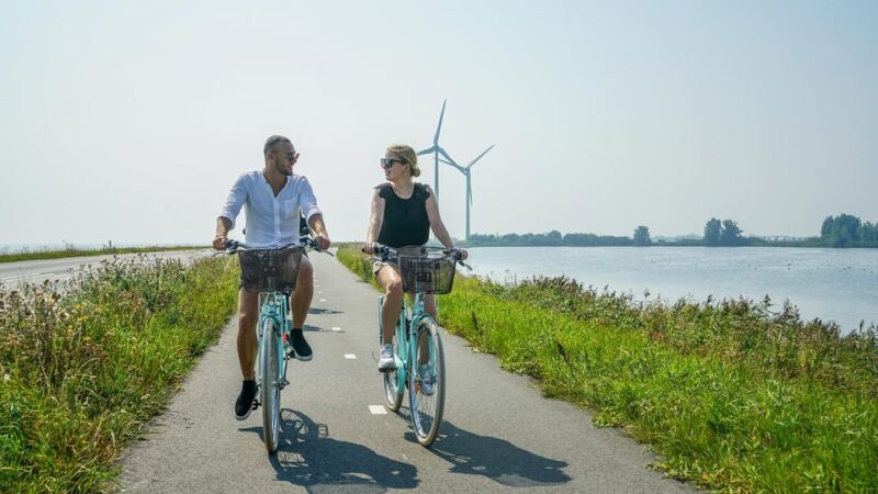 Volendam: Bike Rental including Highlights-Routes - Riding Along the 10 km Dike and Lake Views