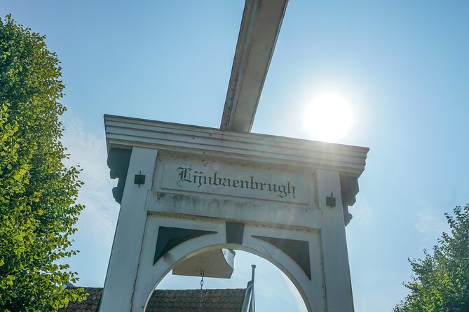 Volendam: E-bike rental with suggested countryside- and fisherman village route - The Scenic Route: Crossing Dikes and Enjoying Lake Views