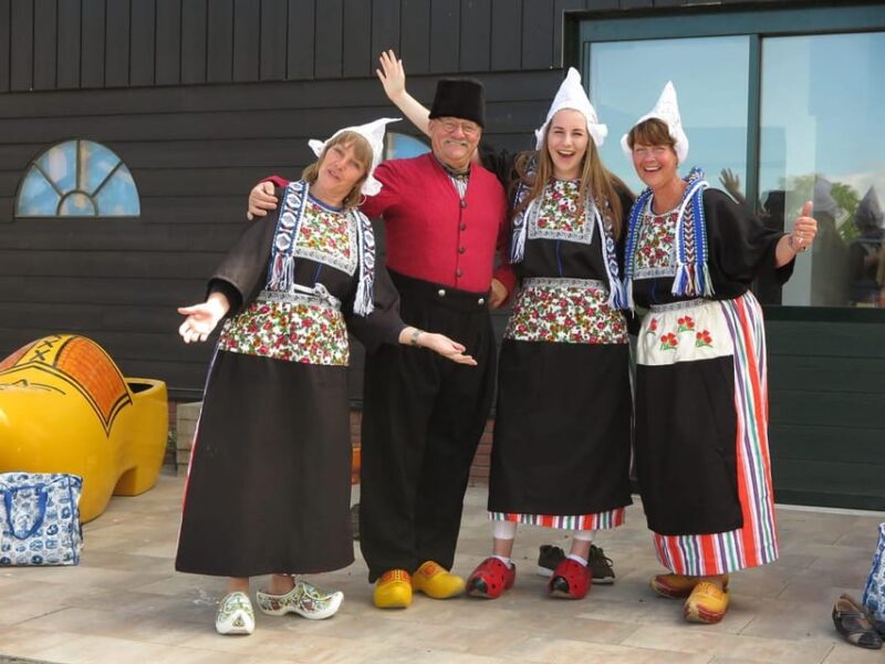 Volendam: Traditional Costume Photo with Cheese & Clog Tour - Key Points