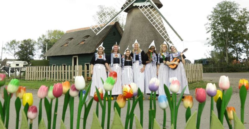 Volendam: Traditional Costume Photo with Cheese & Clog Tour - Exploring Dutch Souvenirs and Tasting Local Products