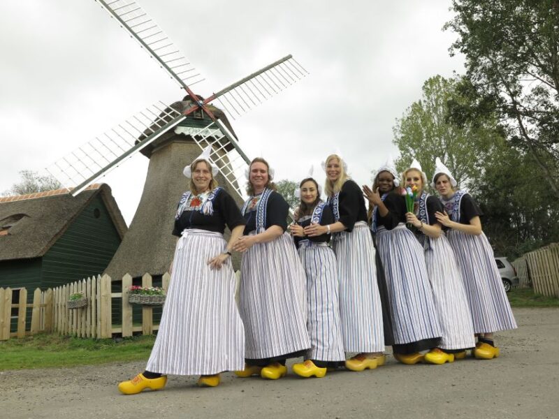 Volendam: Traditional Costume Photo with Cheese & Clog Tour - Family-Friendly Experience with Multiple Languages