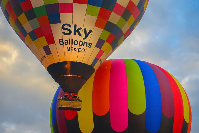 Vuelo amanecer: globo aerostático con Sky Balloons México - Celebrating the Flight with a Toast and Ceremonial Cheers