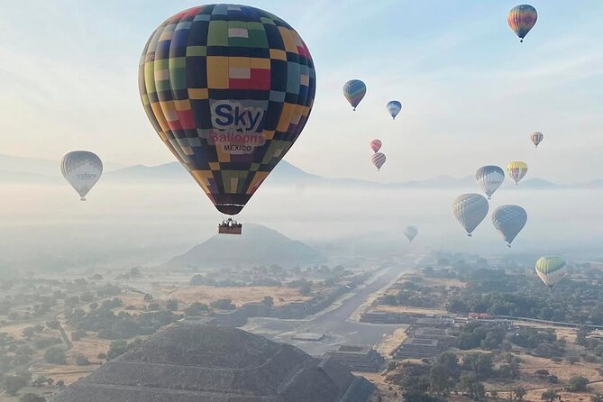 Vuelo amanecer: globo aerostático con Sky Balloons México - Enjoying Breakfast at Restaurante El Cielo Teotihuacan