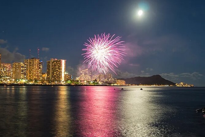 Waikiki Friday Fireworks Boat Cruise - How the Waikiki Fireworks Cruise Shows Waikikis Coastline