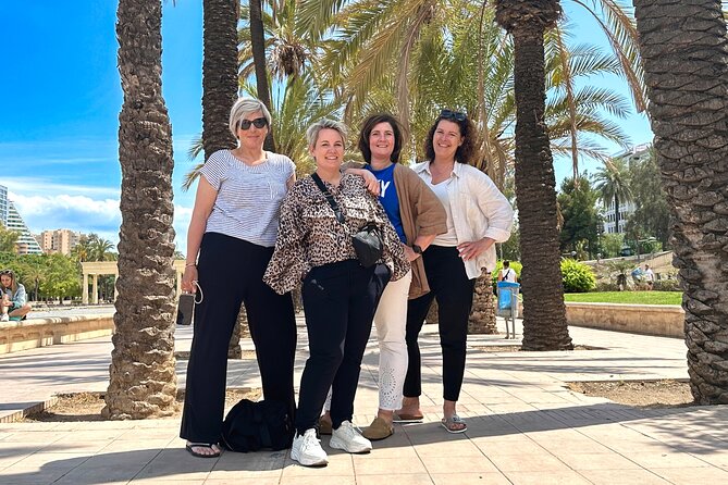 Walk or Bike- tour with Professional photoshoot - Portrait Sessions at the City of Arts and Sciences