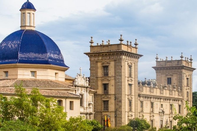 Walking in Valencia - The Cultural Heart at Placa de la Reina