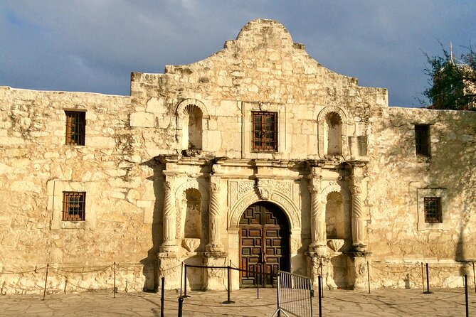 Walking Tour Along the San Antonio Riverwalk And Around Downtown - Exploring the Historic Alamo: A Landmark with a Story