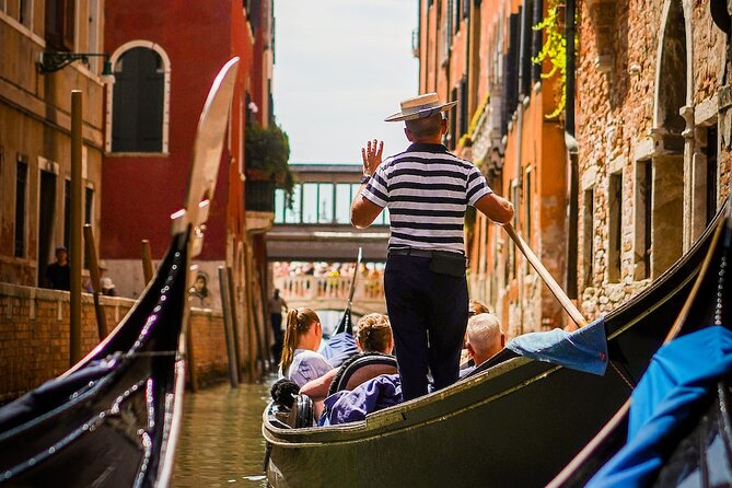 Walking Tour and Enchanting Gondola Journey in Venice - Practical Aspects: Group Size, Tickets, and Meeting Details