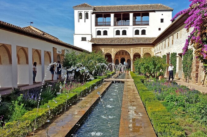 Walking tour in Alhambra, Nasrid Palaces and Generalife - Key Points
