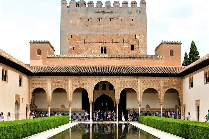 Walking tour in Alhambra, Nasrid Palaces and Generalife - The Tour Starts at the Nasrid Palaces Entrance