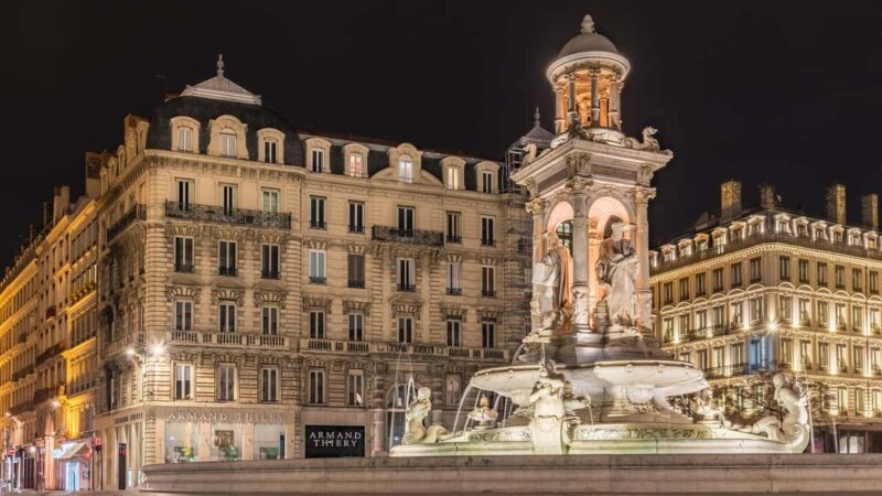 Walking Tour in Lyon with Tastings and Stories - Walking Through Lyons Architectural Highlights