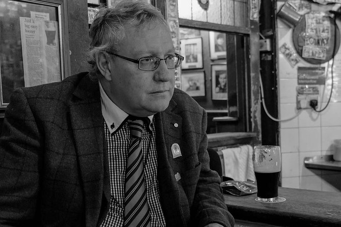 Walking tour in Merrion Square Park - Dublin Rogues Tour - The Art of Storytelling and Guide Expertise