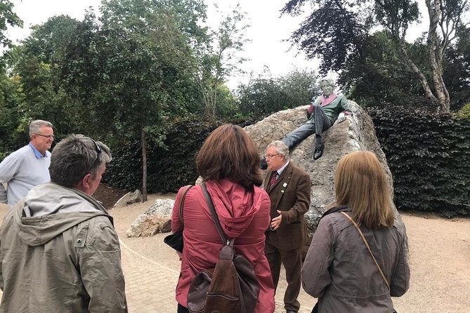 Walking tour in Merrion Square Park with a pint of Guinness Dublin Rogues Tour - The Guide’s Expertise and Storytelling Style