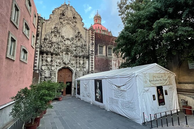 Walking Tour in Mexico City for Exploring their Cultural Heritage - Contrasts at Plaza de Santo Domingo