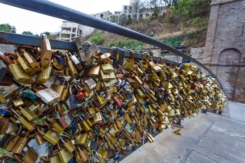 Walking Tour in Old Tbilisi - Group Tour - Visiting the Sulfur Baths District and Shardeni Street