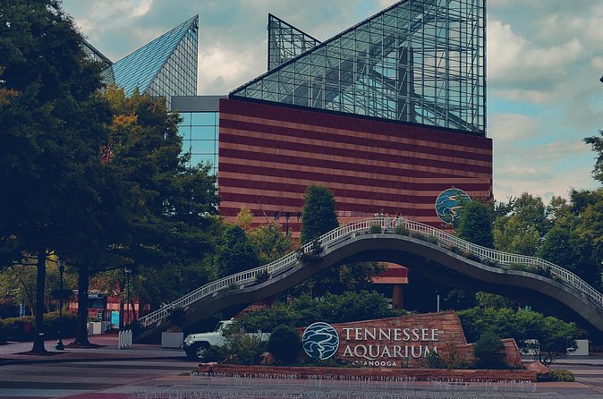 Walking Tour of Chattanooga - Exploring the Tennessee Aquarium from the Outside
