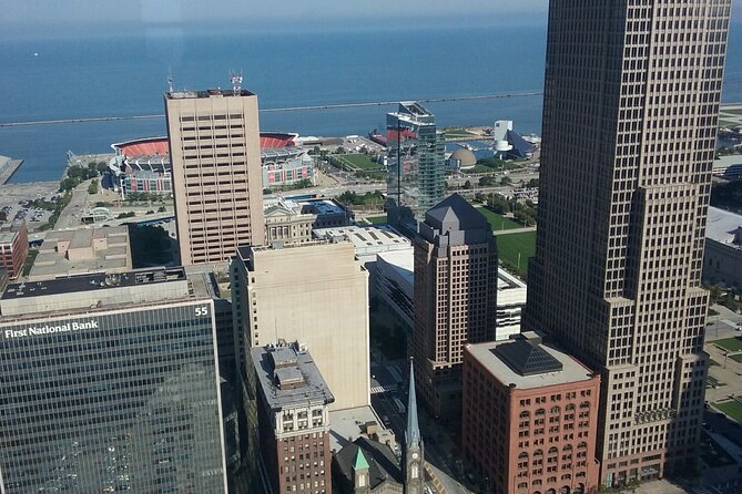Walking tour of Cleveland - Exploring the Restaurant Row in Downtown Cleveland
