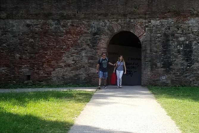 Walking tour of Lucca and its walls - Viewing Porta dei Borghi on Via Fillungo