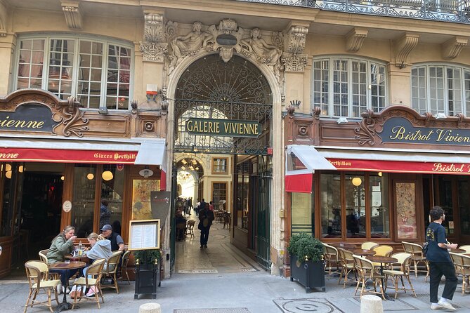 Walking tour of the Covered Passages of Paris -10 people max - The Guide and Group Experience
