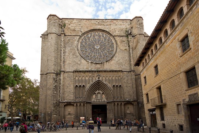 Walking tour of the Gothic Quarter of Barcelona + Cathedral - Inside the Basilica de Santa Maria del Pi