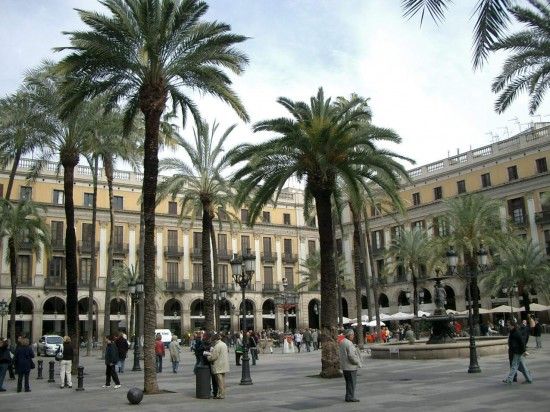 Walking Tour on Barcelona Old Town 3-Hour - Walking Through La Rambla and La Boqueria Market