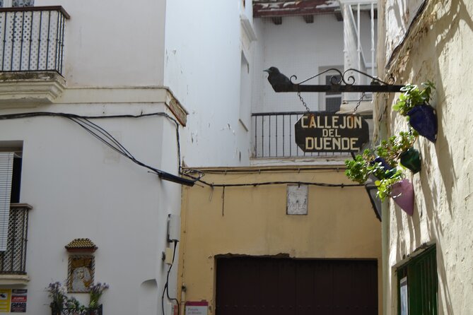 Walking Tour through Cádiz: Stories from the hand of a local guide - Discovering El Populo and Plaza De San Juan De Dios