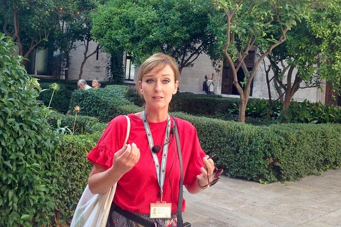 Walking tour through the old town with a Dutch-speaking city guide - Practical Details and Group Dynamics